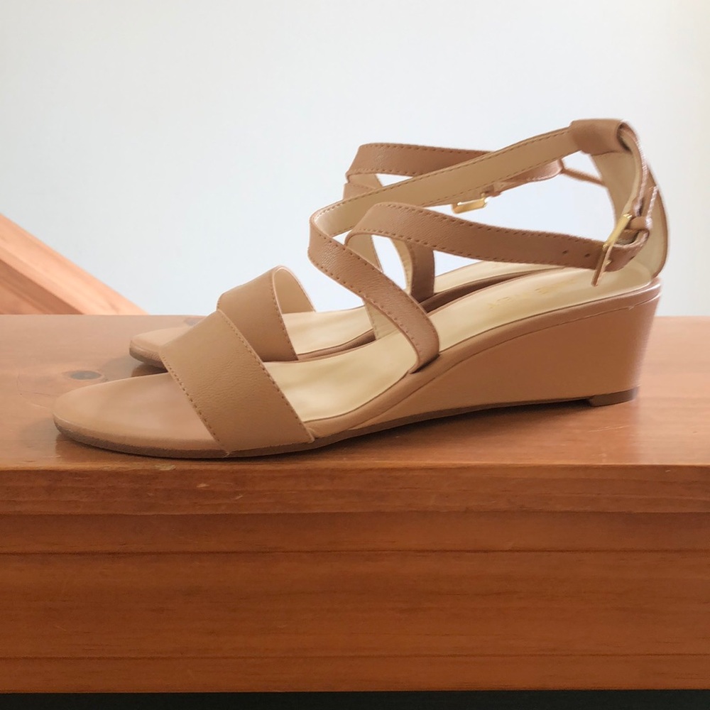 Nine West tan short wedges